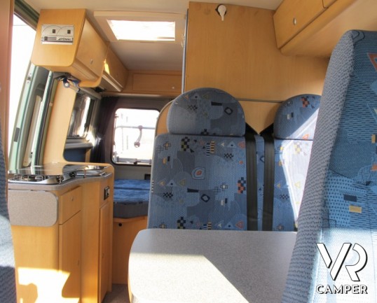 Possl Jumper: camper furgonato attrezzato per 2 persone con letto posteriore matrimoniale basso, in ottime condizioni di utilizzo.