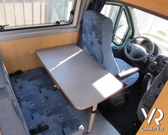 Possl Jumper: camper furgonato attrezzato per 2 persone con letto posteriore matrimoniale basso, in ottime condizioni di utilizzo.