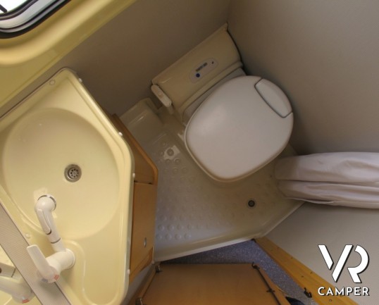 Possl Jumper: camper furgonato attrezzato per 2 persone con letto posteriore matrimoniale basso, in ottime condizioni di utilizzo.