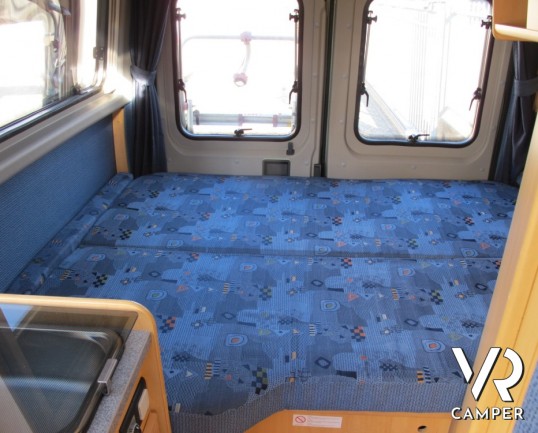 Possl Jumper: camper furgonato attrezzato per 2 persone con letto posteriore matrimoniale basso, in ottime condizioni di utilizzo.