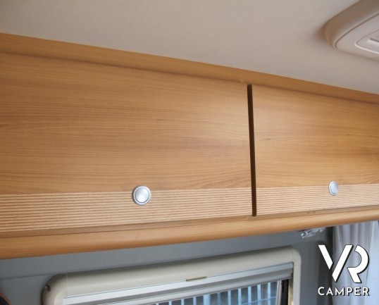 Possl Twin: camper furgonato colore grigio con letto matrimoniale in coda e ampio bagno, molto ben accessoriato.