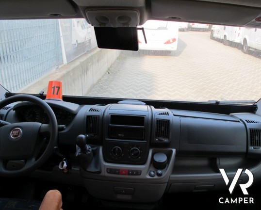 Possl Twin: camper furgonato colore grigio con letto matrimoniale in coda e ampio bagno, molto ben accessoriato.