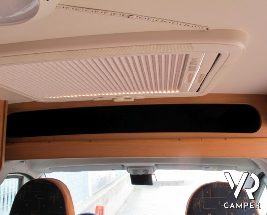 Possl Twin: camper furgonato colore grigio con letto matrimoniale in coda e ampio bagno, molto ben accessoriato.