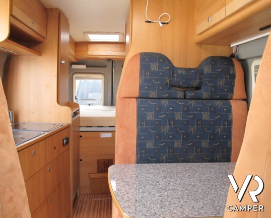 Possl Twin: camper furgonato colore grigio con letto matrimoniale in coda e ampio bagno, molto ben accessoriato.