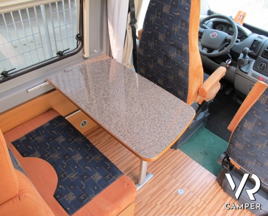 Possl Twin: camper furgonato colore grigio con letto matrimoniale in coda e ampio bagno, molto ben accessoriato.