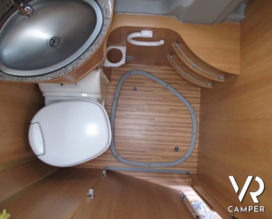 Possl Twin: camper furgonato colore grigio con letto matrimoniale in coda e ampio bagno, molto ben accessoriato.