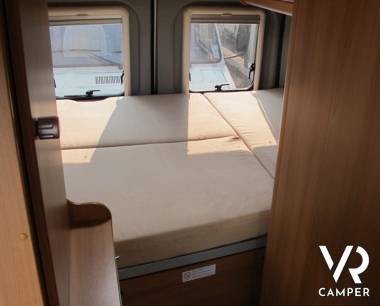 Possl Twin: camper furgonato colore grigio con letto matrimoniale in coda e ampio bagno, molto ben accessoriato.