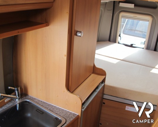 Possl Twin: camper furgonato colore grigio con letto matrimoniale in coda e ampio bagno, molto ben accessoriato.