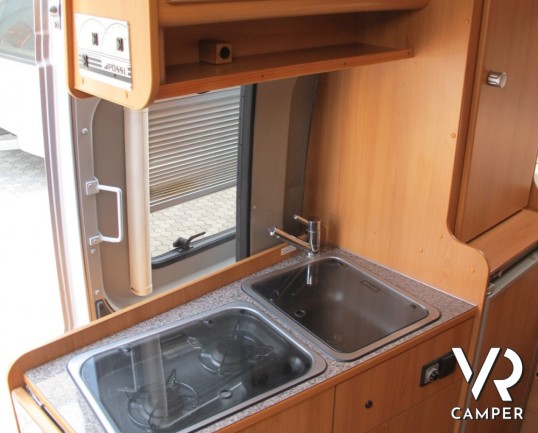 Possl Twin: camper furgonato colore grigio con letto matrimoniale in coda e ampio bagno, molto ben accessoriato.