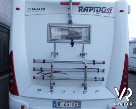 Rapido 7097F: camper semintegrale usato con letto matrimoniale in coda e ampio garage, bagno e doccia separata, dinette grande con divano frontale.