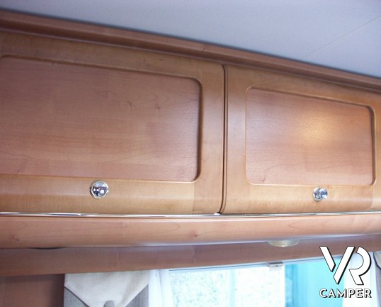 Rapido 7097F: camper semintegrale usato con letto matrimoniale in coda e ampio garage, bagno e doccia separata, dinette grande con divano frontale.