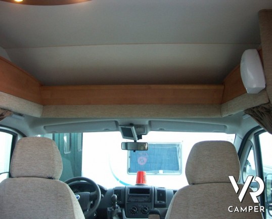 Rapido 7097F: camper semintegrale usato con letto matrimoniale in coda e ampio garage, bagno e doccia separata, dinette grande con divano frontale.