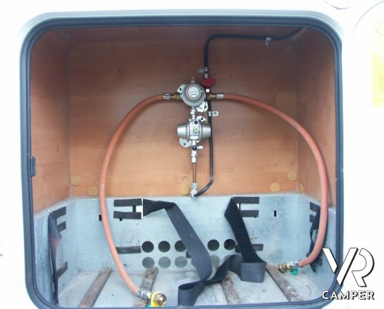 Rapido 7097F: camper semintegrale usato con letto matrimoniale in coda e ampio garage, bagno e doccia separata, dinette grande con divano frontale.