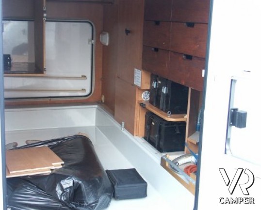 Rapido 7097F: camper semintegrale usato con letto matrimoniale in coda e ampio garage, bagno e doccia separata, dinette grande con divano frontale.