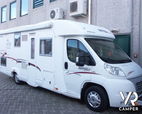 Rapido 7097F: camper semintegrale usato con letto matrimoniale in coda e ampio garage, bagno e doccia separata, dinette grande con divano frontale.