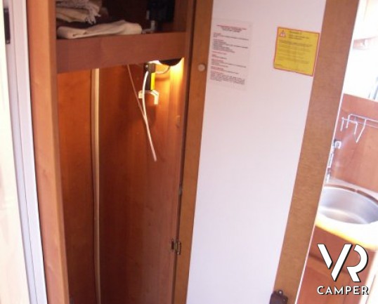 Rapido 7097F: camper semintegrale usato con letto matrimoniale in coda e ampio garage, bagno e doccia separata, dinette grande con divano frontale.