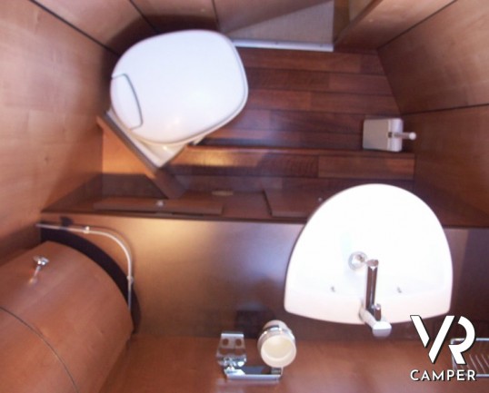 Rapido 7097F: camper semintegrale usato con letto matrimoniale in coda e ampio garage, bagno e doccia separata, dinette grande con divano frontale.