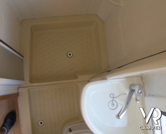 Rimor SuperBrig 677 TC: camper usato a Torino con garage per caricare la moto, bagno con doccia separata