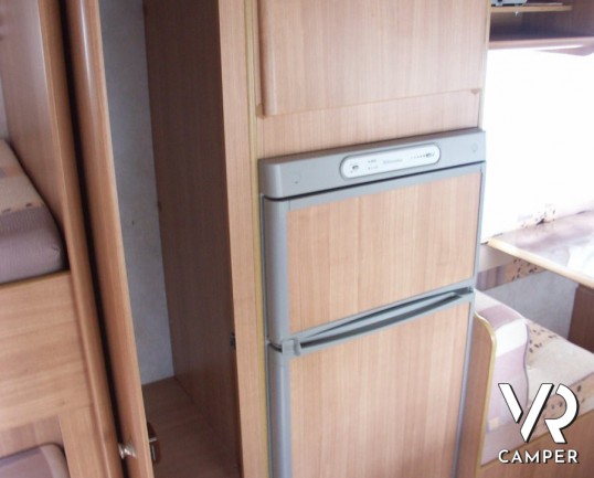 RIMOR SUPER BRIG 678: mansardato usato in piemonte con 7 posti letto, doppia dinette e gavoni esterni supplementari.