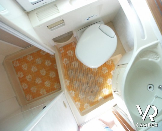 RIMOR SUPER BRIG 678: mansardato usato in piemonte con 7 posti letto, doppia dinette e gavoni esterni supplementari.