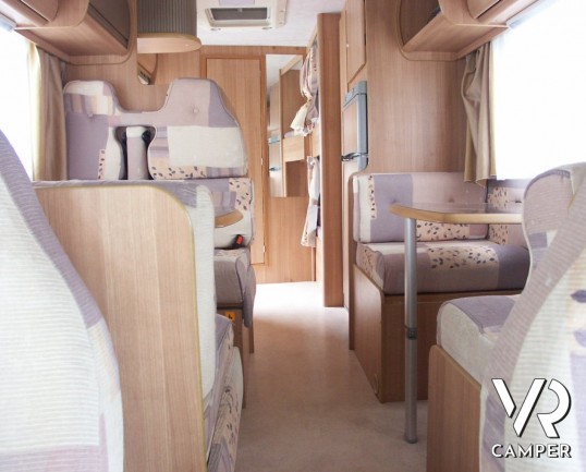 RIMOR SUPER BRIG 678: mansardato usato in piemonte con 7 posti letto, doppia dinette e gavoni esterni supplementari.