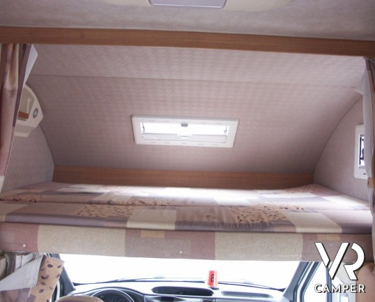 RIMOR SUPER BRIG 678: mansardato usato in piemonte con 7 posti letto, doppia dinette e gavoni esterni supplementari.