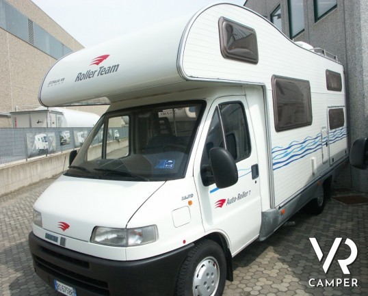 Roller Team Autoroller 7: camper mansardato usato con sette posti a dormire e letti a castello