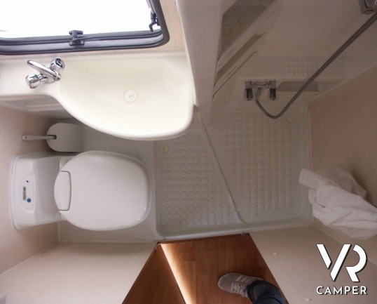 Roller Team Autoroller 7: camper mansardato usato con sette posti a dormire e letti a castello