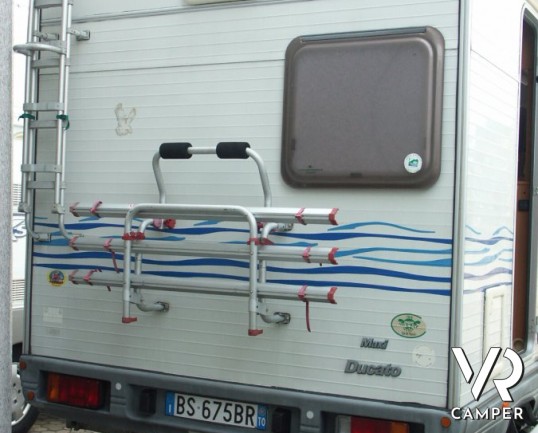 Roller Team Autoroller 7: camper mansardato usato con sette posti a dormire e letti a castello