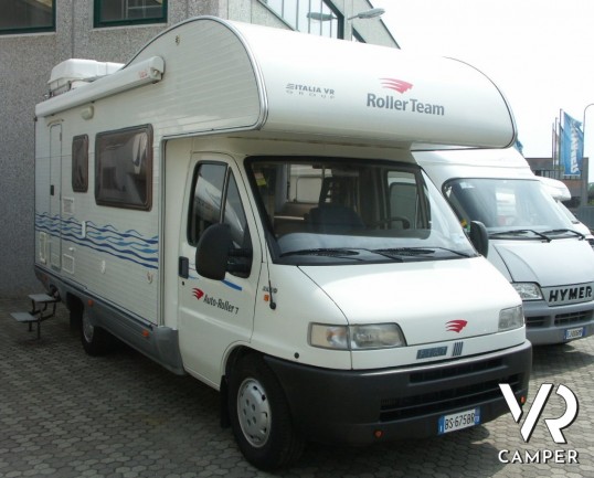 Roller Team Autoroller 7: camper mansardato usato con sette posti a dormire e letti a castello