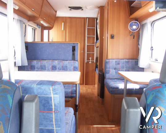 Roller Team Autoroller 7: camper mansardato usato con sette posti a dormire e letti a castello