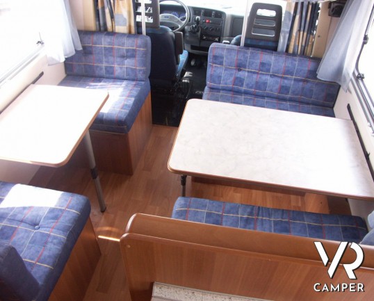 Roller Team Autoroller 7: camper mansardato usato con sette posti a dormire e letti a castello