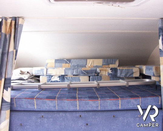 Roller Team Autoroller 7: camper mansardato usato con sette posti a dormire e letti a castello