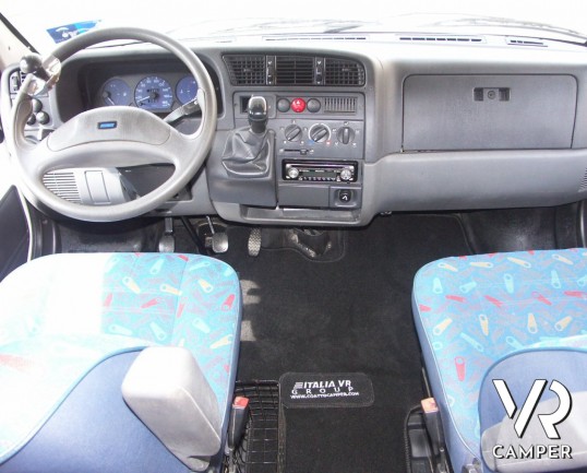 Roller Team Autoroller 7: camper mansardato usato con sette posti a dormire e letti a castello