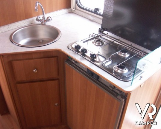 Roller Team Autoroller 7: camper mansardato usato con sette posti a dormire e letti a castello