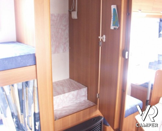 Roller Team Autoroller 7: camper mansardato usato con sette posti a dormire e letti a castello