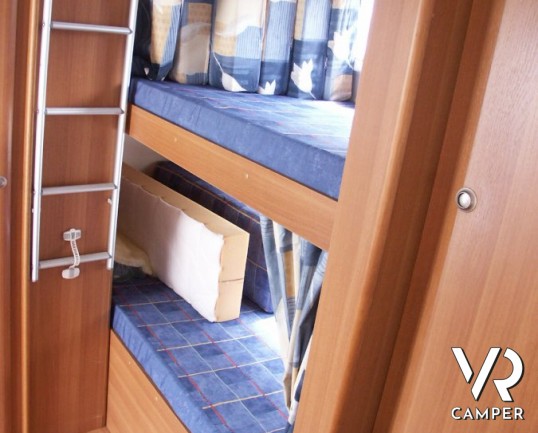 Roller Team Autoroller 7: camper mansardato usato con sette posti a dormire e letti a castello