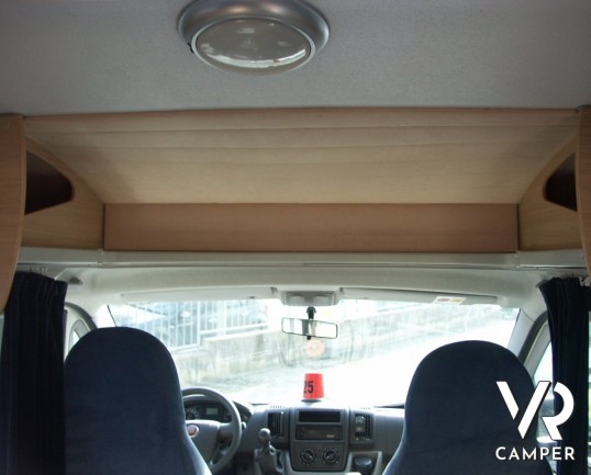 AUTOROLLER GARAGE P - semintegrale usato con garage grande per lo scooter, letto matrimoniale in coda, in vendita a Torino.