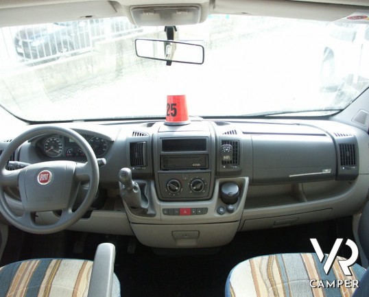 AUTOROLLER GARAGE P - semintegrale usato con garage grande per lo scooter, letto matrimoniale in coda, in vendita a Torino.