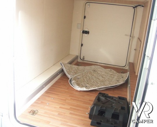 AUTOROLLER GARAGE P - semintegrale usato con garage grande per lo scooter, letto matrimoniale in coda, in vendita a Torino.