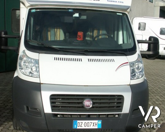 AUTOROLLER GARAGE P - semintegrale usato con garage grande per lo scooter, letto matrimoniale in coda, in vendita a Torino.