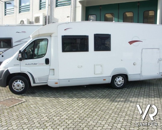 AUTOROLLER GARAGE P - semintegrale usato con garage grande per lo scooter, letto matrimoniale in coda, in vendita a Torino.