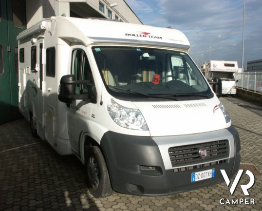 AUTOROLLER GARAGE P - semintegrale usato con garage grande per lo scooter, letto matrimoniale in coda, in vendita a Torino.