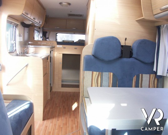 AUTOROLLER GARAGE P - semintegrale usato con garage grande per lo scooter, letto matrimoniale in coda, in vendita a Torino.