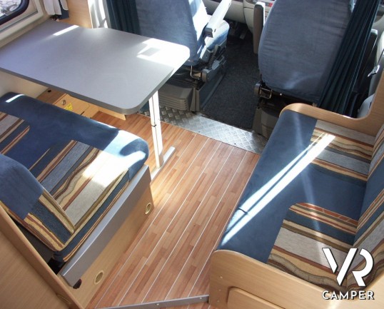 AUTOROLLER GARAGE P - semintegrale usato con garage grande per lo scooter, letto matrimoniale in coda, in vendita a Torino.