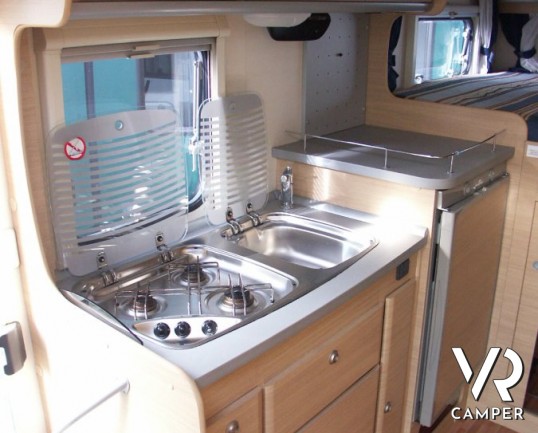 AUTOROLLER GARAGE P - semintegrale usato con garage grande per lo scooter, letto matrimoniale in coda, in vendita a Torino.