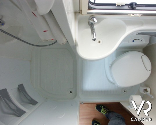 Roller Team Granduca 64: camper mansardato con letti a castello posteriori e ampio garage