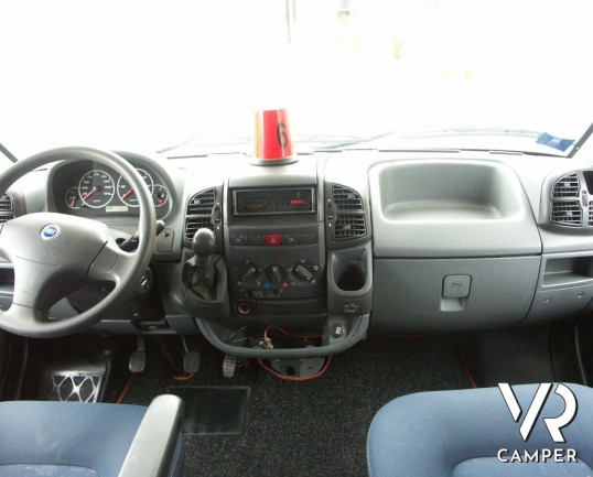 Roller Team Granduca 64: camper mansardato con letti a castello posteriori e ampio garage