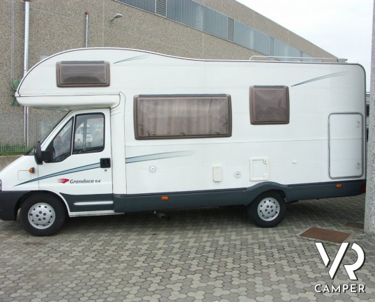 Roller Team Granduca 64: camper mansardato con letti a castello posteriori e ampio garage