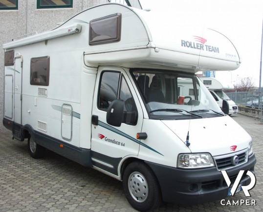 Roller Team Granduca 64: camper mansardato con letti a castello posteriori e ampio garage